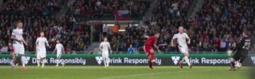 1-1. Paco Alcácer anota el tanto del empate.