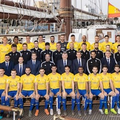 El Cádiz se hace la foto oficial en la cubierta del Juan Sebastián Elcano