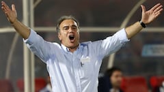 El volante fue dirigido por el uruguayo, quien acord&oacute; su llegada a la Roja en las &uacute;ltimas horas. &quot;Tiene un gran manejo de grupo que seguramente le caer&aacute; bien a la Selecci&oacute;n&quot;, dijo.