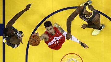 OAKLAND, CALIFORNIA - JUNE 07: Danny Green #14 of the Toronto Raptors battles for the ball with Draymond Green #23 of the Golden State Warriors during Game Four of the 2019 NBA Finals at ORACLE Arena on June 07, 2019 in Oakland, California. NOTE TO USER: