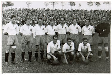 Hasta la última década era inusual ver futbolistas asiáticos en la Liga. Sin embargo, ha llovido mucho desde que debutó en la Liga el primer jugador nacido en Asia. Fue Gregorio Amestoy (La Carlota, Filipinas, 1916), un centrocampista que hizo carrera en el Zaragoza, Atlético Aviación y Nàstic. Amestoy, que jugó más de 200 partidos en la Liga, fue pieza clave del Zaragoza (aún no era Real) que logró el primer ascenso a Primera. De hecho, el filipino, nacionalizado español, fue autor de uno de los tres goles que confirmaron el ascenso del club aragonés el 19 de abril de 1936 en un partido contra el Girona (en la imagen, arriba, tercero por la izquierda).