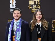AME6130. WASHINGTON (ESTADOS UNIDOS), 05/12/2025.- El gobernador de Nuevo León (México), Samuel García (i), posa junto a su esposa Mariana Rodríguez en la alfombra roja previo al sorteo del Mundial de Fútbol FIFA 2026 este viernes, en el Kennedy Center de Washington (Estados Unidos). EFE/ Octavio Guzmán