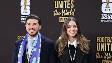 AME6130. WASHINGTON (ESTADOS UNIDOS), 05/12/2025.- El gobernador de Nuevo León (México), Samuel García (i), posa junto a su esposa Mariana Rodríguez en la alfombra roja previo al sorteo del Mundial de Fútbol FIFA 2026 este viernes, en el Kennedy Center de Washington (Estados Unidos). EFE/ Octavio Guzmán