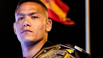 Costello Van Steenis posa con su cinturón.