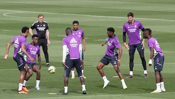 Los jugadores del Madrid, durante su entrenamiento de este viernes en Valdebebas.