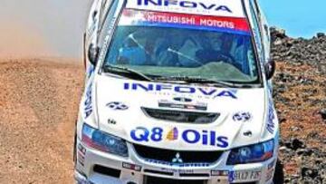 Fuertes con su Mitsubishi.