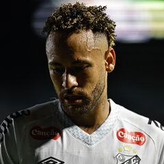 Neymar no levanta cabeza