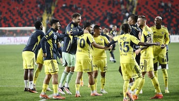 Fenerbahce remontó y venció 2-5 a Rizespor en la Superliga de Turquía.