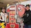 Marc Márquez recibe el cariño de sus vecinos de Cervera