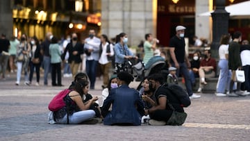 Varios jóvenes se concentran en la Plaza Mayor, uno de los lugares típicos de reunión en las fiestas de San Isidro, a 15 de mayo de 2021, en Madrid (España). Madrid ha reforzado el dispositivo de la Policía Municipal para este San Isidro, apoyo que arrancó a las 20 horas de ayer viernes y se prolongará durante todo el fin de semana. El objetivo del operativo policial es evitar la posible aglomeración de personas, hacer cumplir la normativa sanitaria y evitar la venta ambulante y el consumo de alcohol en vía pública, ha informado el Área de Seguridad y Emergencias del Ayuntamiento de Madrid.
A. Pérez Meca / Europa Press
15/05/2021