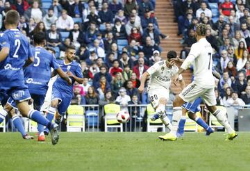 El jugador del Real Madrid Asensio marca el 1-0 al Melilla. 