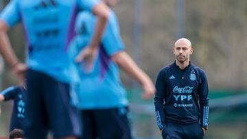 AME8265. EZEIZA (ARGENTINA), 09/05/2023.- El entrenador de la selección sub-20 de Argentina Javier Mascherano dirige un entrenamiento hoy, en el predio de la AFA en Ezeiza (Argentina). Argentina enfrentará a República Dominicana en un partido amistoso como parte de su preparación para la Copa Mundial de Fútbol Sub-20. EFE/ Juan Ignacio Roncoroni
