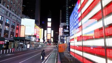 New York (United States), 26/03/2020.- A person walks through a nearly empty Times Square in New York, USA, 25 March 2020. A statewide shut down of all non-essential businesses and a ban on all non-solitary outside activities is currently in place to stop the spread of coronavirus and COVID-19. (Estados Unidos, Nueva York) EFE/EPA/JUSTIN LANE