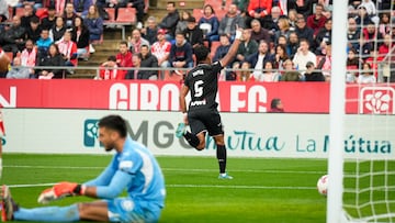 GIRONA, 02/11/2024.- El jugador del Leganés Renato Tapia (d) celebra su gol durante el partido de la 12ª jornada de LaLiga que el Girona y el Leganés disputan este sábado en el estadio de Montilivi, en Girona. EFE/David Borrat
