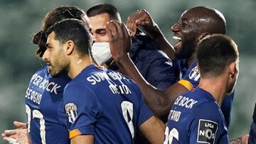 Dos goles en propia mantienen vivo al Oporto