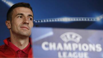 GRA235. MADRID, 01/05/2017.- El centrocampista del Atlético de Madrid, Gabi Fernández, durante la rueda de prensa que el equipo ha ofrecido hoy en el estadio Santiago Bernabéu, donde mañana se enfrenta al Real Madrid en el partido de semifinales de la Liga de Campeones. EFE/Chema Moya