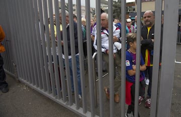 Un grupo de aficionados esperan en las puertas del recinto del Camp Nou. 
Foto Fernando Zueras