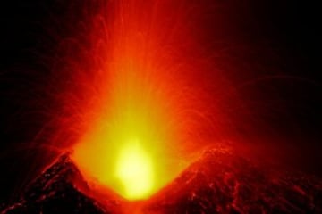 Una vez más, la erupción del Etna como si fuera un espectáculo pirotécnico