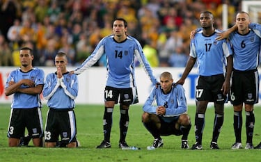 La selección uruguaya fue la primera gran selección que se quedó fuera de una cita mundialista. En la década de los 20, del siglo XX, fue la gran dominadora del fútbol en los Juegos Olímpicos, lo que le permitió ser la primera sede de un Mundial en 1930. Además, su segunda Copa del Mundo vino precedido del famoso Maracanazo, en Brasil 1950. Sin embargo, ocho años después llegó el primer gran revés, al no conseguir su pase para Suecia 1958. Una mala fase de clasificación contra Colombia y Paraguay dejó a la bicampeona fuera. Veinte años después atravesó su peor época al quedarse fuera de Argentina 1978 y España 1982.  Su cuarta ausencia mundialista vivo de la mano de Australia que se impuso a la celeste en la repesca. 