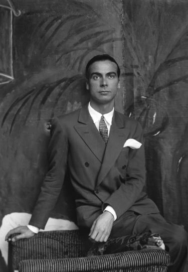 Cristóbal Balenciaga (1895-1972). Considerado uno de los creadores más importantes de la alta costura, desempeñó su trabajo principalmente en la ciudad de París durante más de tres décadas. Anteriormente tuvo una formación de sastre y diversas marcas propias en España. El cierre de la casa de alta costura de Balenciaga en 1968 no supuso la desaparición de la "marca Balenciaga". La marca estuvo inactiva hasta 1986, cuando Jacques Bogart S. A. adquirió los derechos de la marca a los herederos de Balenciaga.