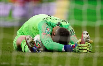 En el 迆ltimo minuto de la segunda parte de la pr車rroga de la Carabao Cup, Kepa Arrizabalaga, portero del Chelsea, se neg車 a abandonar el campo sustituido. El italiano Sarri hab赤a mandado a Willy Caballero saltar al campo por el portero espa?ol, pero Kepa se neg車 a ser cambiado. Incluso, el 芍rbitro habl車 con Kepa para que abandonara el c谷sped pero el espa?ol se neg車 en rotundo. El t谷cnico italiano hab赤a tomado la decisi車n de sacar al guardameta argentino por Kepa, despu谷s de que el exportero del Athletic se quejar芍 de problemas f赤sicos. El enfado de Sarri fue may迆sculo y amag車 con marcharse del banquillo hac赤a el vestuario. La autoridad del entrenador italiano, muy tocado por los malos resultados, queda en entredicho. Luego en la tanda de penalti el Chelsea perdi車 y Kepa s車lo pudo atajar el lanzamiento de San谷.