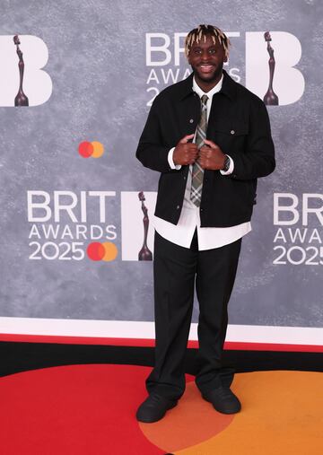 Myles Smith posa en la alfombra de los Brit Awards 2025.