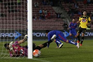 El jugador de Universidad de Chile,  Felipe Mora, marca su gol contra San Luis durante el partido amistoso en el estadio Nacional de Santiago, Chile.