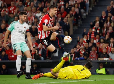 David García observa como Gorka Guruzeta salta por encima de Sergio Herrera. La pelota le queda franca al delantero rojiblanco y el portero rojillo le tapona el disparo.