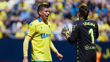 Ruben Alcaraz of Cadiz talks to Jeremias Ledesma during the spanish league, La Liga Santander, football match played between Cadiz CF and Real Betis  at Nuevo Mirandilla stadium on April 9, 2022, in Cadiz, Spain.
 AFP7 
 09/04/2022 ONLY FOR USE IN SPAIN