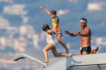 El exfutbolista británico disfruta de unos días de descanso en las playas francesas de Cannes. Le acompañan su mujer Victoria, sus hijos y el cantante Elton John.