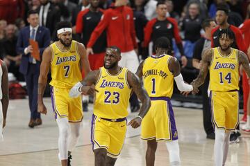 LeBron James debuta con los Lakers con derrota