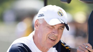 AME4435. LOS ?NGELES (ESTADOS UNIDOS), 20/07/2023.- El entrenador del Real Madrid, Carlo Ancelotti, llega a un entrenamiento de pretemporada hoy, en las instalaciones de la Universidad de California UCLA, en Los ?ngeles (Estados Unidos). EFE/ Armando Arorizo
