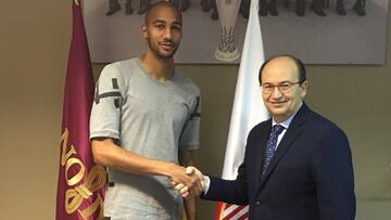 N'Zonzi signs a new deal at Sevilla