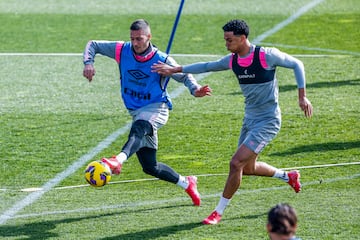 Sergi Guardiola y Etienne Etoo, en una sesin preparatoria del Rayo Vallecano.