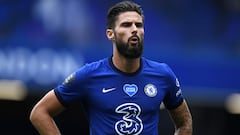 Chelsea hand Giroud year-long contract extension