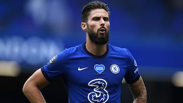 Chelsea hand Giroud year-long contract extension