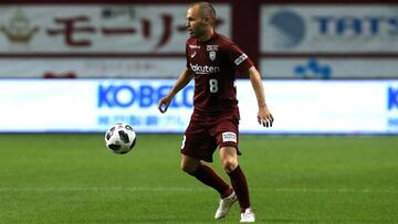 KOBE, JAPAN - JULY 22:  (EDITORIAL USE ONLY) Andres Iniesta of Vissel Kobe in action during the J.League J1 match between Vissel Kobe and Shonan Bellmare at Noevir Stadium Kobe on July 22, 2018 in Kobe, Hyogo, Japan.  (Photo by Buddhika Weerasinghe/Getty 