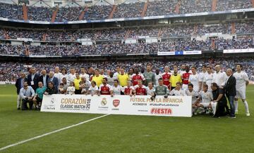 Las leyendas de ambos equipos posan para la foto. 