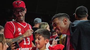 Xavier Rathan-Mayes, jugador del Bayern Múnich, con un aficionado.