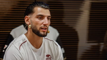 VALENCIA, 11/07/2024.- El delantero Rafa Mir durante su presentación como nuevo fichaje del Valencia, este jueves en el estadio de Mestalla. EFE/ Kai Försterling