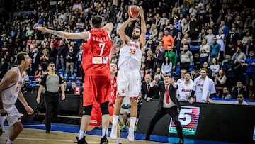 Javier Beir&aacute;n lanza un triple durante el Bielorrusia-Espa&ntilde;a.