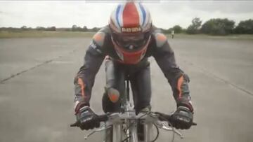 Neil Campbell, durante su tentativa de superar la mayor velocidad jamás alcanzada en bicicleta.