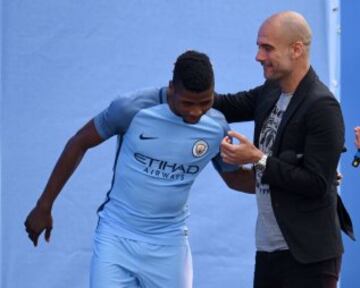 Pep Guardiola habló ante una multitud que le esperaba en el City Football Academy en Manchester.
