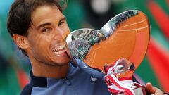 Rafa Nadal muerde el trofeo de campe&oacute;n del Monte-Carlo Rolex Masters tras ganar en la final al franc&eacute;s Ga&euml;l Monfils.