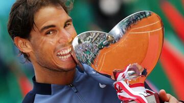 Rafa Nadal muerde el trofeo de campeón del Monte-Carlo Rolex Masters tras ganar en la final al francés Gaël Monfils.