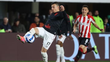 AMDEP5771. LA PLATA (ARGENTINA), 11/08/2022.- Hugo Moura de Paranaense hoy, en un partido de la Copa Libertadores entre Estudiantes y Athletico Paranaense en el estadio Jorge Luis Hirschi en La Plata (Argentina). EFE/Juan Ignacio Roncoroni
