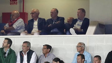 Koeman, en el palco vip junto a Gin&eacute;s Carvajal.