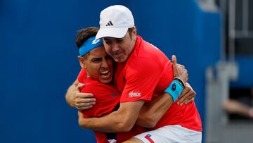 SANTIAGO (CHILE), 03/02/2024.- Alejandro Tabilo (i) de Chile celebra junto a Nicolas Massu tras ganar ante Juan Pablo Varillas