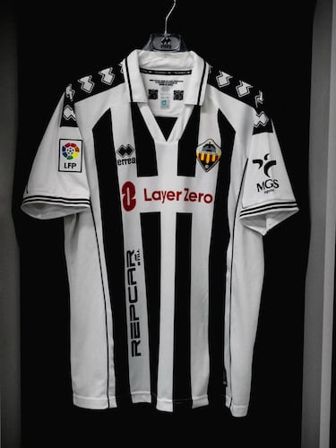 La camiseta está inspirada en la temporada 1990/1991 del CD Castellón, última campaña del club en Primera División y símbolo de una de las etapas más recordadas de su historia. Aquellos años forman parte de la memoria colectiva albinegra y representan el último gran capítulo del club en la élite. El diseño recupera la esencia de aquella equipación, estableciendo un puente simbólico entre pasado y presente y reforzando la narrativa de resiliencia que define el proyecto actual.