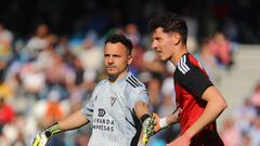 Herrero felicita a Michelis tras una acción en el duelo ante la Ponferradina.